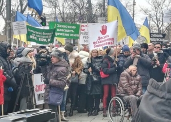 Полтысячи нотариусов протестуют возле Кабмина против Минюста
