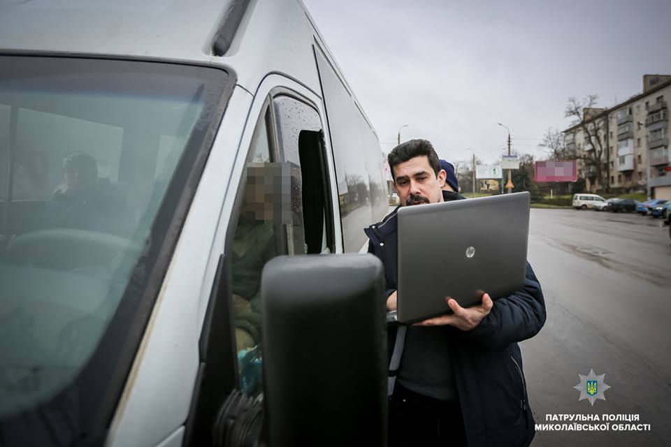 В Николаеве патрульные проверили действенность системы городского видеонаблюдения «Безопасный город» - у Варваровского моста «засекли» 5 нарушений 12