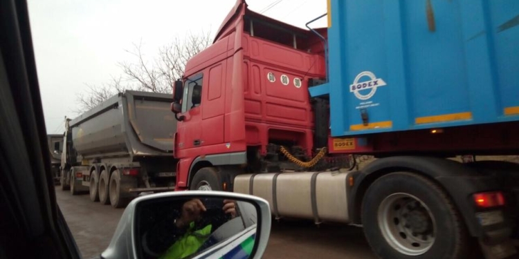 В Николаеве Укртрансбезопасность направляет фуры в объезд через Вознесенск – чтобы они не «убивали» дышащий на ладан Варваровский мост в Николаеве