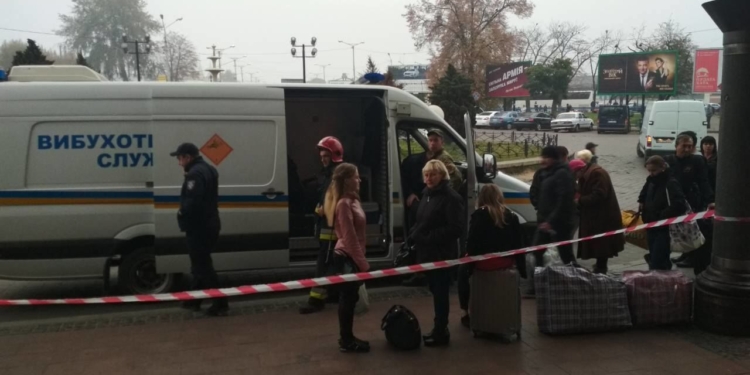 Во Львове “минировали” автовокзал, ж/д вокзал и заправку, эвакуировали 700 человек