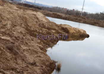 В Крыму оккупанты разрушили часть дамбы хранилища токсичных отходов – все идет в море