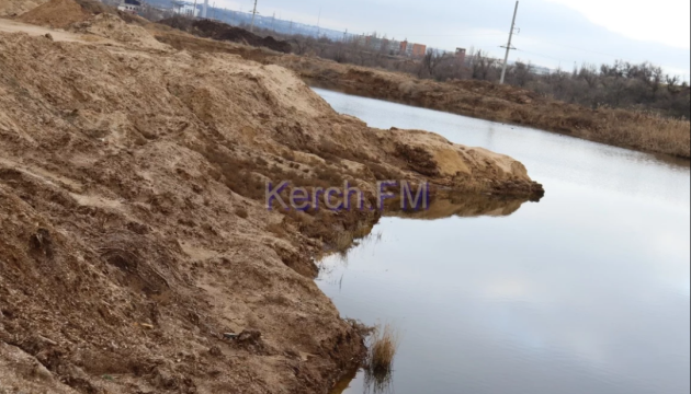 В Крыму оккупанты разрушили часть дамбы хранилища токсичных отходов – все идет в море