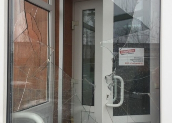 В Виннице разбили окна и дверь в офисе БПП «Солидарность». И ничего не взяли