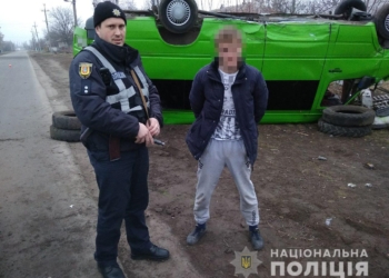 В Одесской области пьяный 20-летний парень угнал маршрутку, но врезался в электроопору и перевернулся