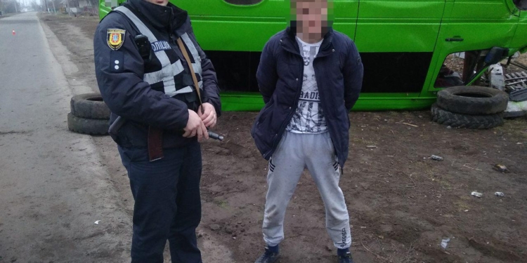 В Одесской области пьяный 20-летний парень угнал маршрутку, но врезался в электроопору и перевернулся