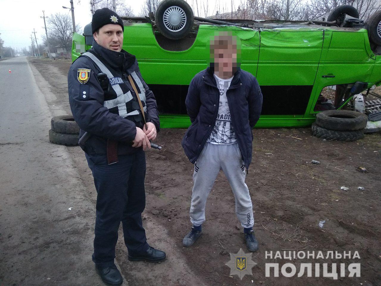 В Одесской области пьяный 20-летний парень угнал маршрутку, но врезался в электроопору и перевернулся