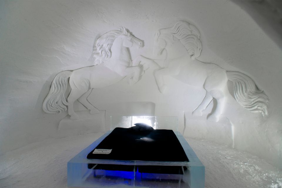 Из снега и льда – в Финляндии изваяли замок по мотивам «Игры престолов» 15