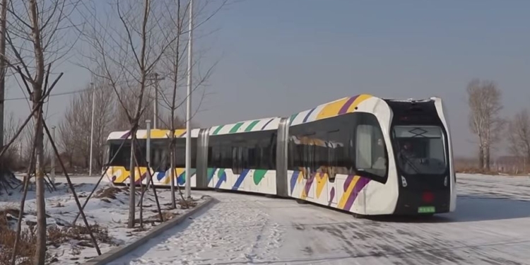 “Бегает” при -20. В Китае протестировали первый в мире безрельсовый поезд