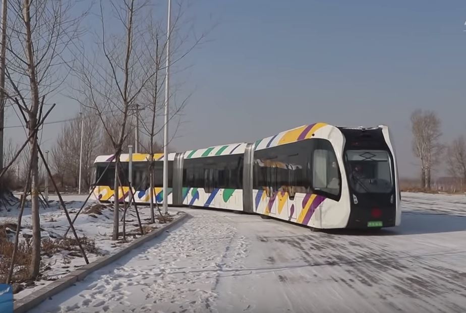 "Бегает" при -20. В Китае протестировали первый в мире безрельсовый поезд 1