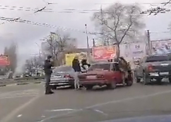 На Пушкинском кольце в Николаеве произошла драка между пассажирами автомобилей «BMW» и «ВАЗ»