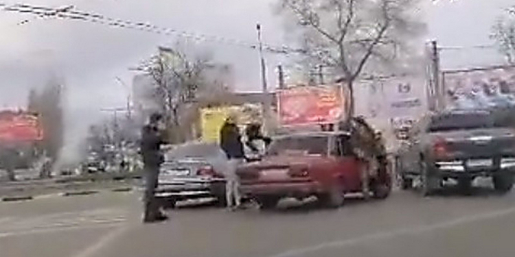 На Пушкинском кольце в Николаеве произошла драка между пассажирами автомобилей «BMW» и «ВАЗ»