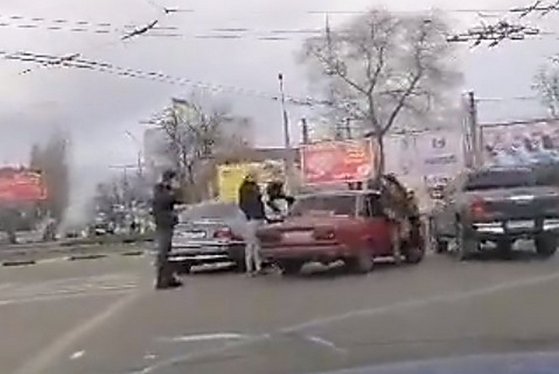 На Пушкинском кольце в Николаеве произошла драка между пассажирами автомобилей «BMW» и «ВАЗ» 1