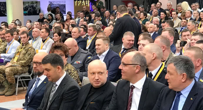 Главный посыл – не разбегаться. Народный фронт Яценюка не выдвинул, но и о поддержке Порошенко речь не идет