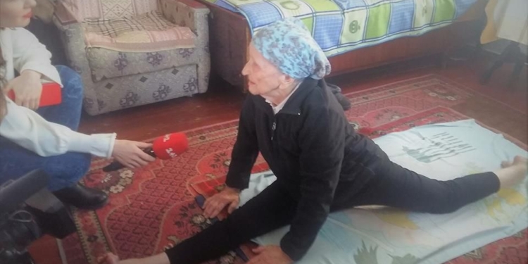 Вот это бабушка! В 93 года она садится на шпагат и говорит, что так может каждый