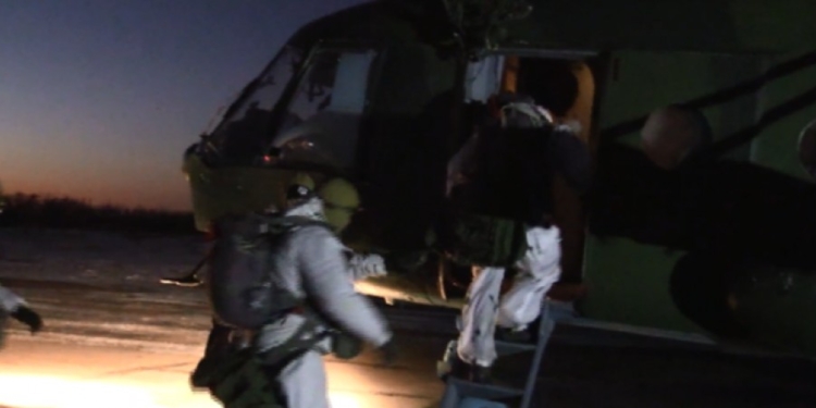 На Донбассе украинские десантники отработали ночную высадку с парашютами