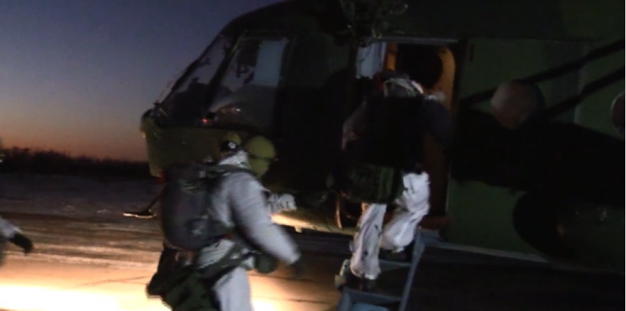 На Донбассе украинские десантники отработали ночную высадку с парашютами 1