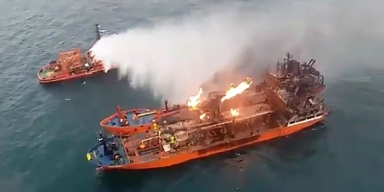Горение на танкерах в Черном море продолжается 22 день