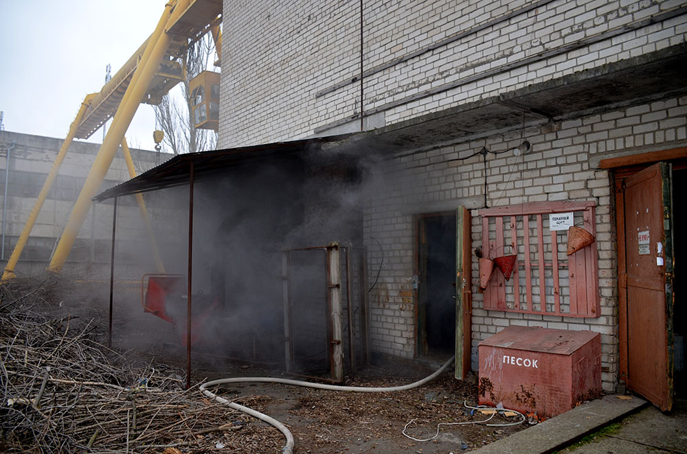 В Николаеве пожарные тушили здание ЖКП «Південь» 3