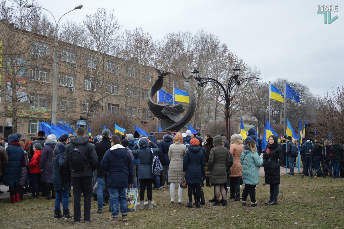 “Герои не умирают”: Николаев почтил память Небесной сотни