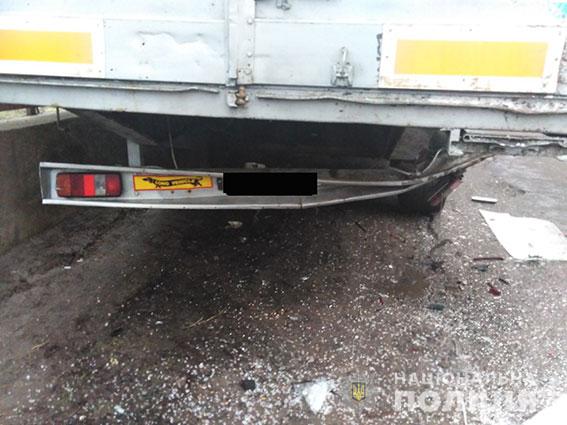 На Николаевщине водитель ВАЗа врезался в припаркованный грузовик и погиб 3