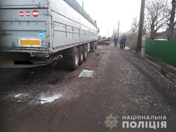На Николаевщине водитель ВАЗа врезался в припаркованный грузовик и погиб 1