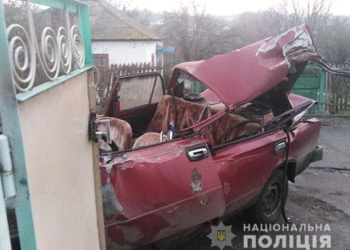На Николаевщине водитель ВАЗа врезался в припаркованный грузовик и погиб