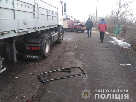 На Николаевщине водитель ВАЗа врезался в припаркованный грузовик и погиб 7