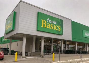 В Канаде оставили без присмотра продуктовый магазин. Его так и не ограбили — покупатели просто оставляли деньги на кассе