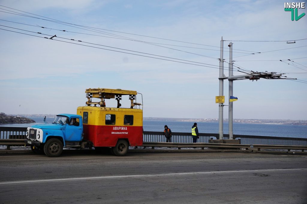 «Вам жизнь ваша дорога, или нет?»: беспечные горожане массово игнорировали предупреждения рабочих при разводке моста в Николаеве 1