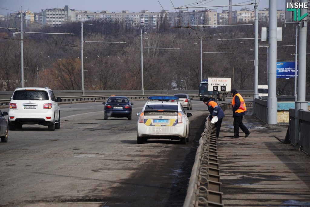 «Вам жизнь ваша дорога, или нет?»: беспечные горожане массово игнорировали предупреждения рабочих при разводке моста в Николаеве 3
