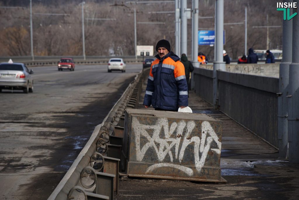«Вам жизнь ваша дорога, или нет?»: беспечные горожане массово игнорировали предупреждения рабочих при разводке моста в Николаеве 5