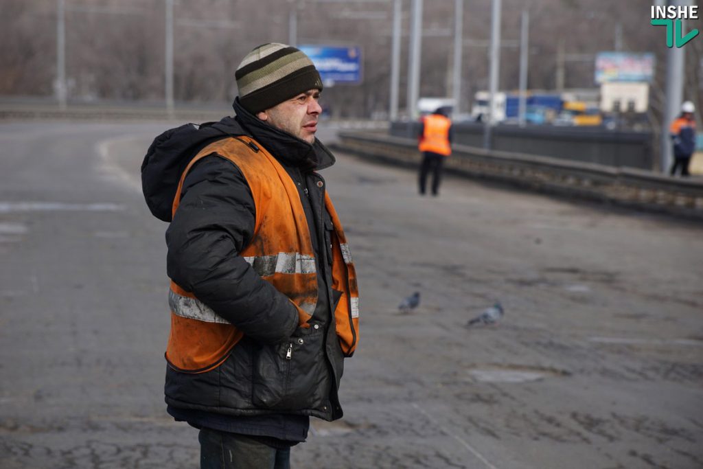 «Вам жизнь ваша дорога, или нет?»: беспечные горожане массово игнорировали предупреждения рабочих при разводке моста в Николаеве 7