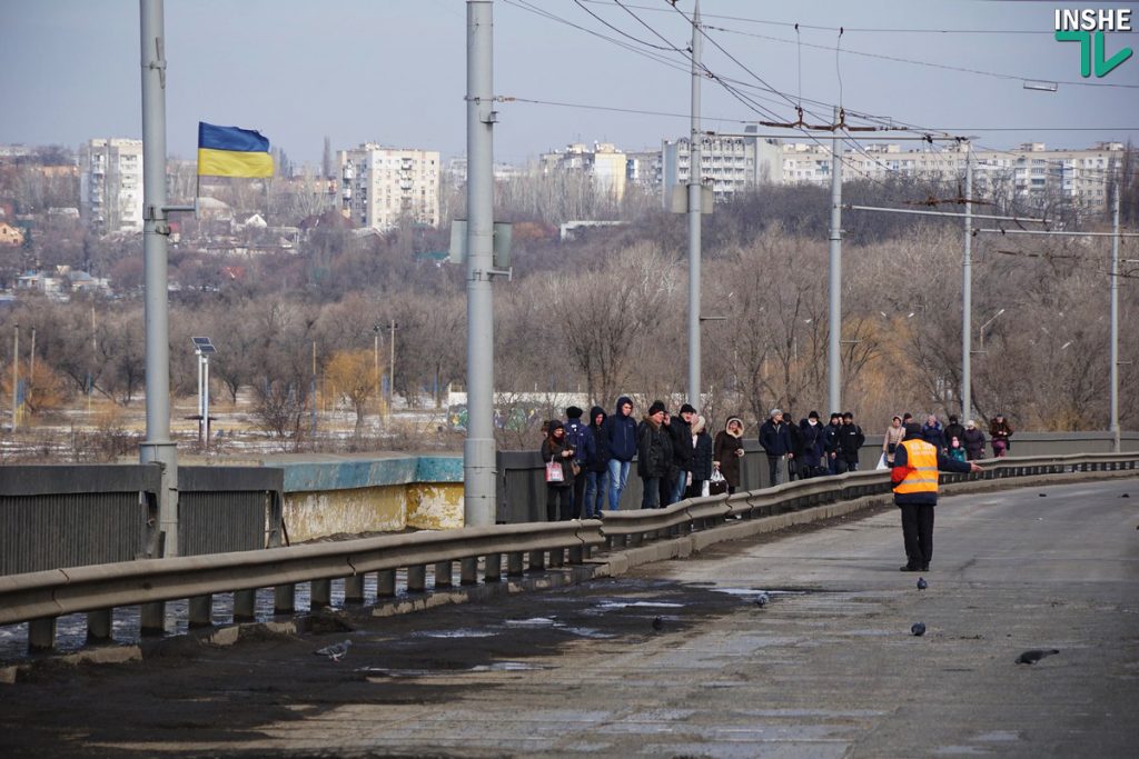 «Вам жизнь ваша дорога, или нет?»: беспечные горожане массово игнорировали предупреждения рабочих при разводке моста в Николаеве 9
