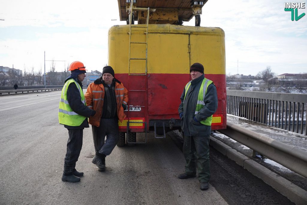 «Вам жизнь ваша дорога, или нет?»: беспечные горожане массово игнорировали предупреждения рабочих при разводке моста в Николаеве 11