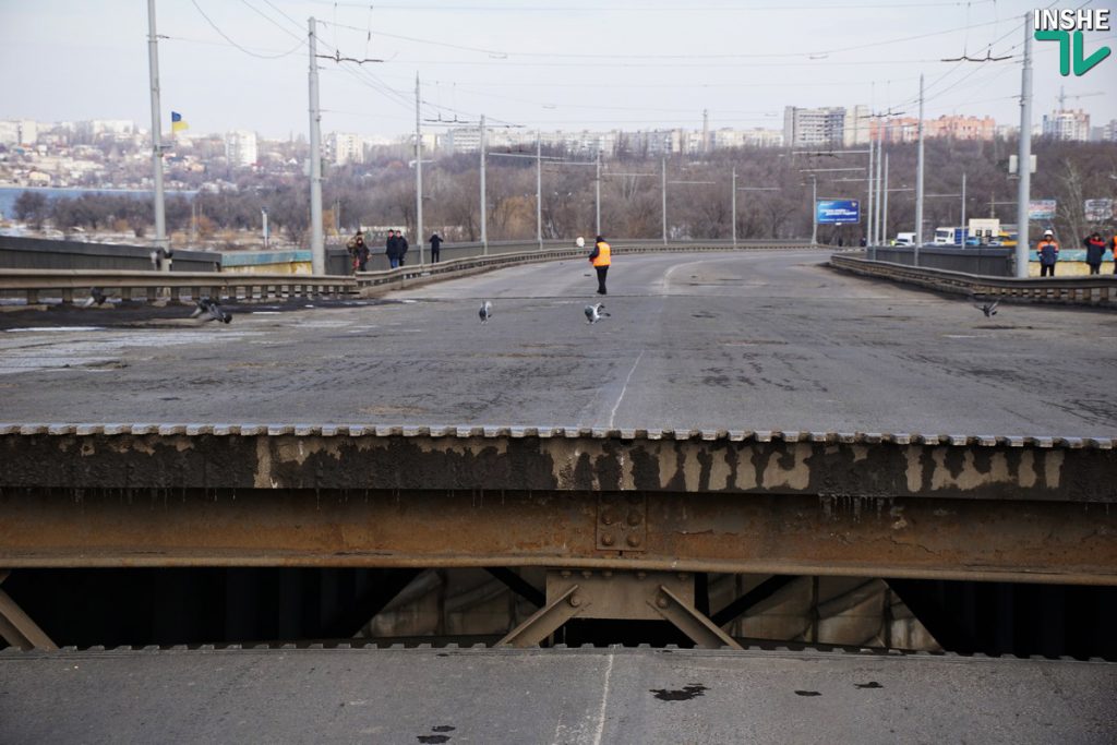 «Вам жизнь ваша дорога, или нет?»: беспечные горожане массово игнорировали предупреждения рабочих при разводке моста в Николаеве 19