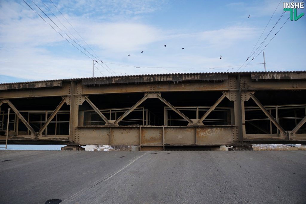«Вам жизнь ваша дорога, или нет?»: беспечные горожане массово игнорировали предупреждения рабочих при разводке моста в Николаеве 21