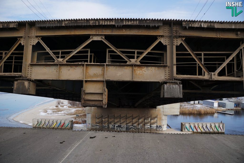 «Вам жизнь ваша дорога, или нет?»: беспечные горожане массово игнорировали предупреждения рабочих при разводке моста в Николаеве 23