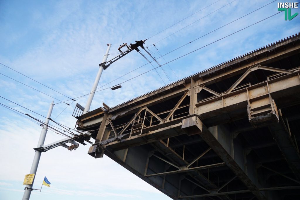 «Вам жизнь ваша дорога, или нет?»: беспечные горожане массово игнорировали предупреждения рабочих при разводке моста в Николаеве 25