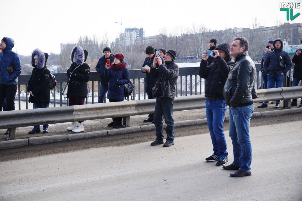 «Вам жизнь ваша дорога, или нет?»: беспечные горожане массово игнорировали предупреждения рабочих при разводке моста в Николаеве 27