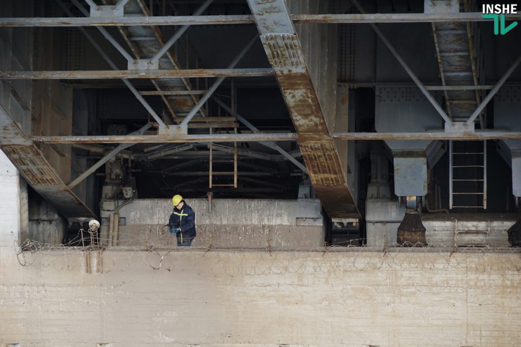 «Вам жизнь ваша дорога, или нет?»: беспечные горожане массово игнорировали предупреждения рабочих при разводке моста в Николаеве 31