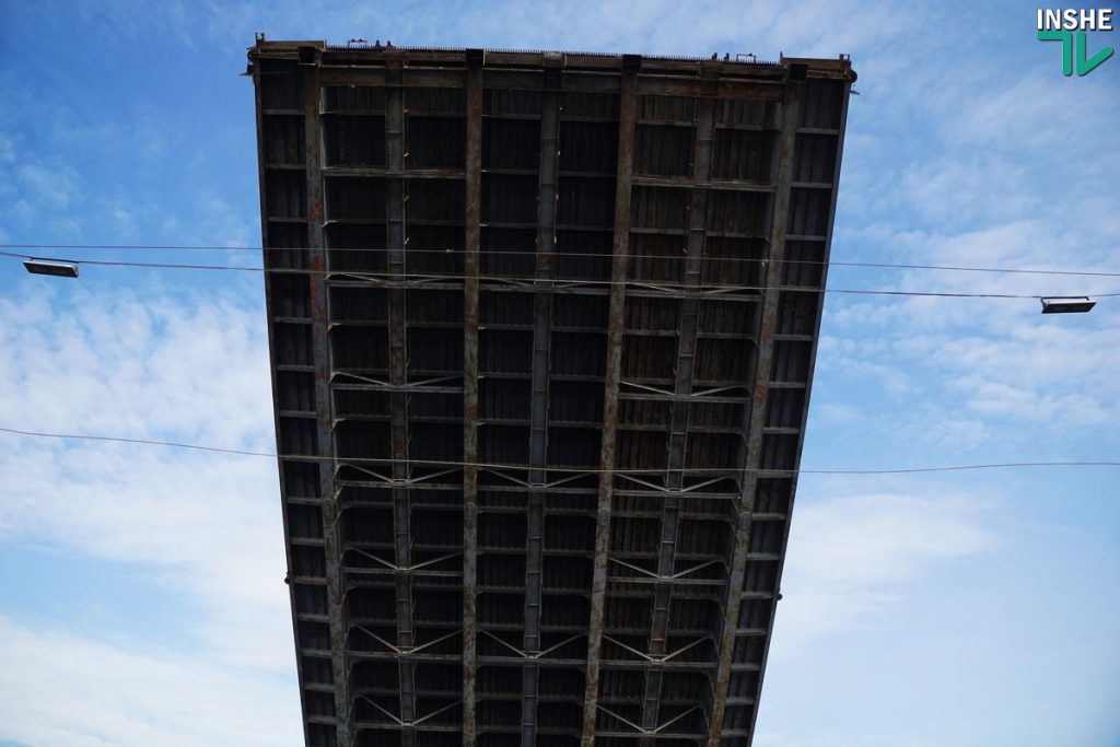 «Вам жизнь ваша дорога, или нет?»: беспечные горожане массово игнорировали предупреждения рабочих при разводке моста в Николаеве 33