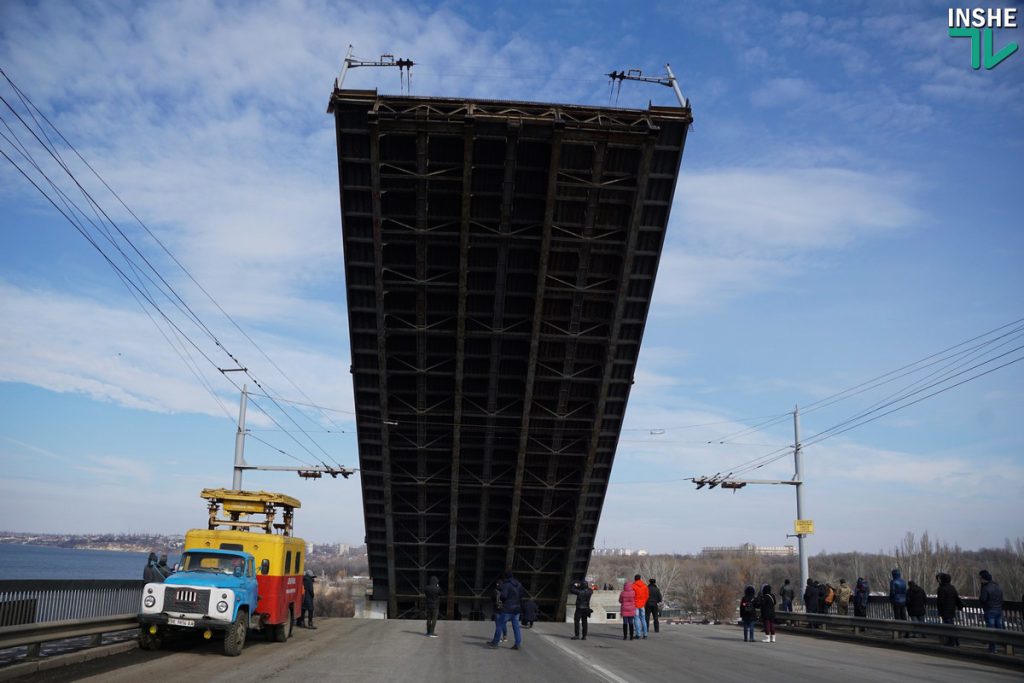 «Вам жизнь ваша дорога, или нет?»: беспечные горожане массово игнорировали предупреждения рабочих при разводке моста в Николаеве 35
