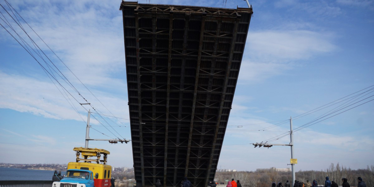 «Вам жизнь ваша дорога, или нет?»: беспечные горожане массово игнорировали предупреждения рабочих при разводке моста в Николаеве