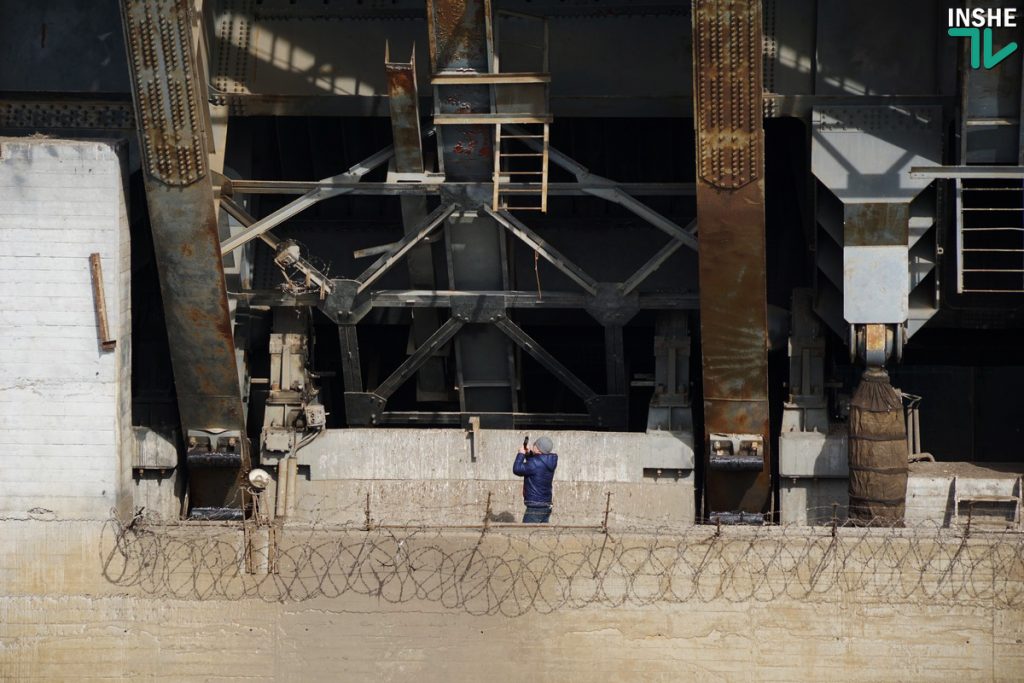 «Вам жизнь ваша дорога, или нет?»: беспечные горожане массово игнорировали предупреждения рабочих при разводке моста в Николаеве 37