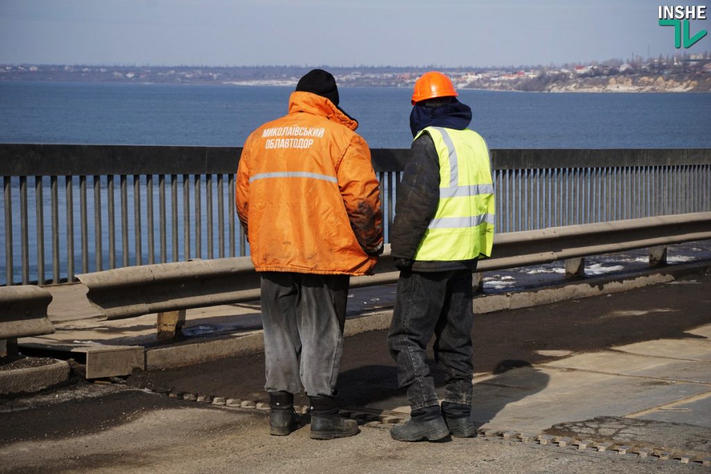 «Вам жизнь ваша дорога, или нет?»: беспечные горожане массово игнорировали предупреждения рабочих при разводке моста в Николаеве 39