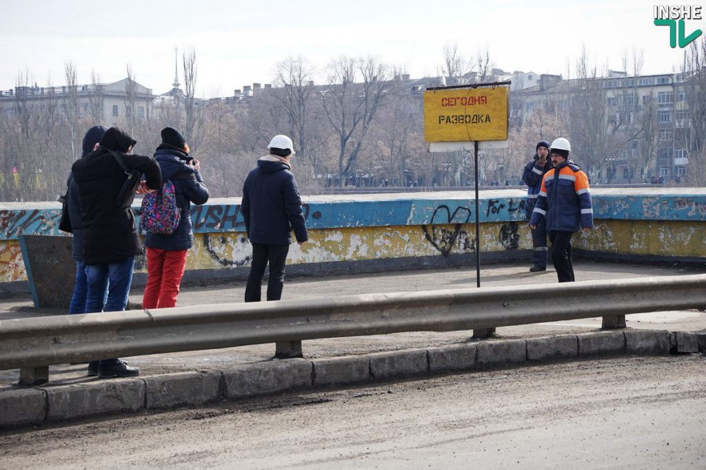 «Вам жизнь ваша дорога, или нет?»: беспечные горожане массово игнорировали предупреждения рабочих при разводке моста в Николаеве 43
