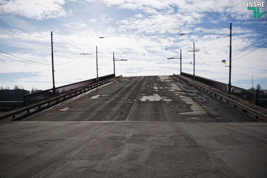«Вам жизнь ваша дорога, или нет?»: беспечные горожане массово игнорировали предупреждения рабочих при разводке моста в Николаеве 45