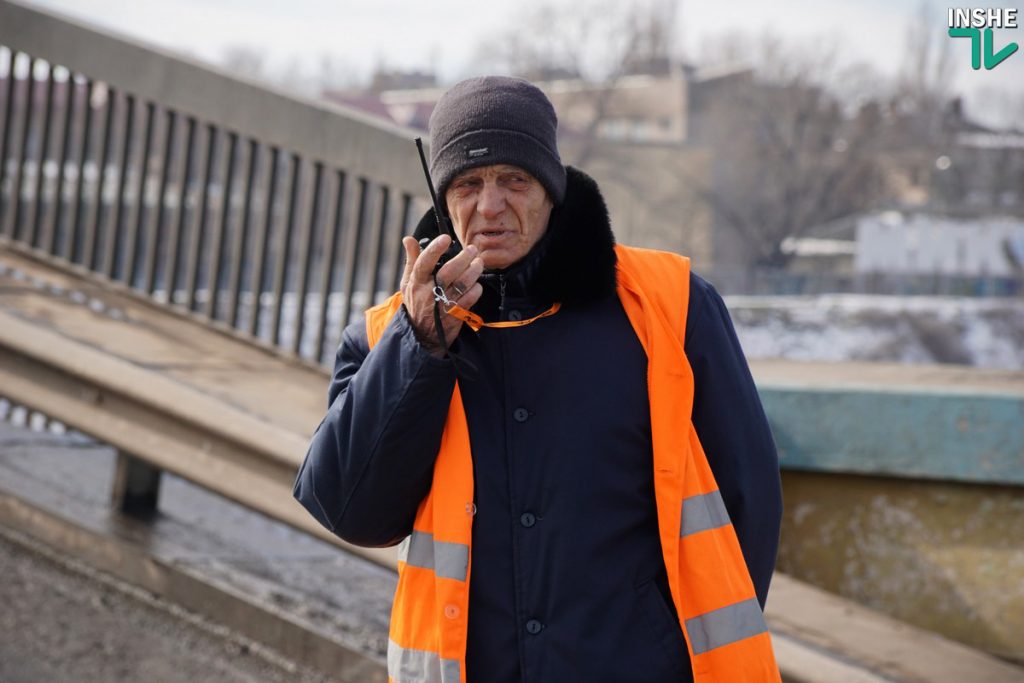 «Вам жизнь ваша дорога, или нет?»: беспечные горожане массово игнорировали предупреждения рабочих при разводке моста в Николаеве 51