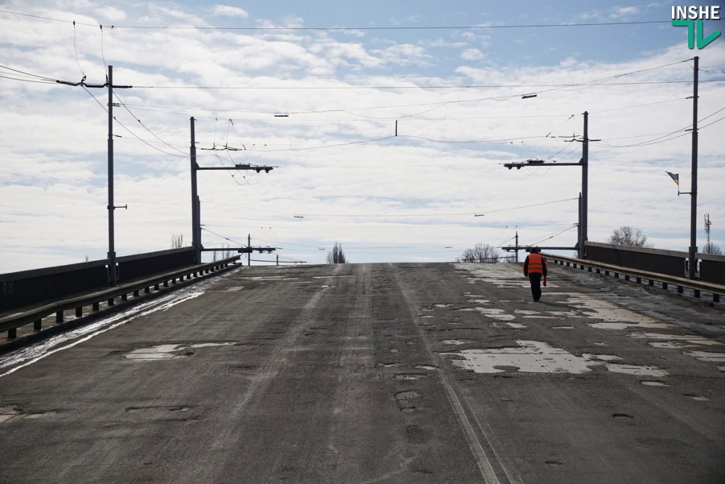 «Вам жизнь ваша дорога, или нет?»: беспечные горожане массово игнорировали предупреждения рабочих при разводке моста в Николаеве 53