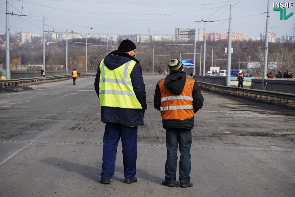 «Вам жизнь ваша дорога, или нет?»: беспечные горожане массово игнорировали предупреждения рабочих при разводке моста в Николаеве 13